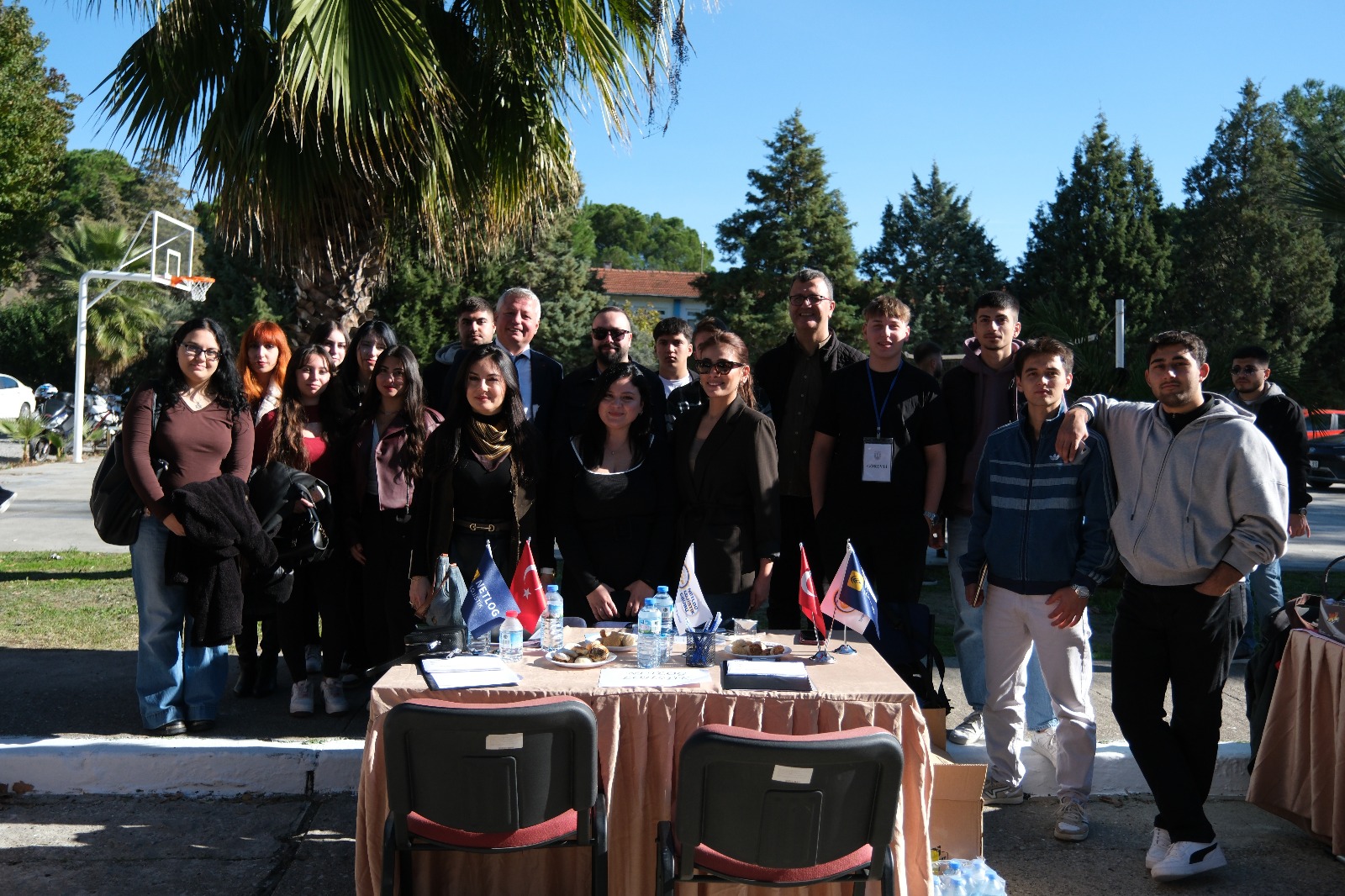 11 Aralık 2025 tarihinde Dalaman Meslek Yüksekokulu ile Dalaman Sivil Havacılık Yüksekokulu iş birliğinde düzenlenen 2. İstihdam Fuarı, Muğla Sıtkı Koçman Üniversitesi Dalaman Yerleşkesinde gerçekleştirilerek öğrenciler ve sektör temsilcilerini bir araya getirdi.  Havacılık, lojistik, dış ticaret ve muhasebe gibi farklı alanlarda faaliyet gösteren 30 firma, fuarda stant açarak öğrencilerle birebir görüşmeler yaptı. Öğrenciler, firmaların insan kaynakları yetkilileriyle tanışma, sektör beklentilerini öğrenme ve çeşitli kariyer fırsatlarını keşfetme imkânı bulmuştur. Bu kapsamda, etkinliğe THY, Tantur & TUI, Libero, Diana, MTS Globe, Jet2, Sancak, Unifree, YDA, Çelebi, Havaş, Fugo, Acarlar, Skytanking/Prime Flight Company, Ekol Lojistik, Önel Gümrük Müşavirliği, Alfa Grup Gümrük Müşavirliği, IGT Proje, SMMM Hüseyin Ertuğrul, SMMM Ceren Solakoğlu, SMMM Selen Solakoğlu Yılmaz, Paterna Group, Garenta, THK Ortaca, GSB Dalaman Gençlik Merkezi, KOSGEB, İŞKUR, TATCA (Türkiye Hava Trafik Kontrolörleri Derneği), Netlog Lojistik ve Vienna Life gibi sektörün önde gelen firmaları katılım sağlayarak öğrencilerimize geniş ve nitelikli bir kariyer yelpazesi sunmuştur.  Etkinlikte bazı firmalar, öğrencilerle birebir mülakat simülasyonları gerçekleştirerek mülakat sürecinde nelere dikkat etmeleri gerektiği, kendilerini nasıl daha etkili ifade edebilecekleri ve profesyonel bir görüşmeye nasıl hazırlanabilecekleri konusunda önemli geri bildirimler sunmuştur. Bu sayede öğrenciler, gerçek iş görüşmesi deneyimini önceden yaşayarak kariyer yolculuklarına güçlü bir adım atma fırsatı elde etmiştir.  Etkinliğe Dalaman Kaymakamı Mesut YAKUTA, çok sayıda firma temsilcisi ve yöneticileri de katılım sağladı. Katılımcılar tarafından sektörle üniversitenin buluşmasını sağlayan bu tür organizasyonların hem öğrenciler hem de iş dünyası açısından büyük önem taşıdığı vurgulanmıştır. Firma yöneticileri, istihdam fuarlarının süreklilik kazanmasının nitelikli iş gücüne ulaşmada önemli katkılar sunduğunu ifade etmişlerdir.  Dalaman Meslek Yüksekokulu Müdürü Doç. Dr. Ozan Kaya ve Dalaman Sivil Havacılık Yüksekokulu Müdürü Prof. Dr. Aytekin Fırat, fuarın her yıl daha da büyüyerek öğrencilerin kariyer planlamasına destek olmayı sürdüreceğini ifade etti. Öğrencilerin yoğun ilgi gösterdiği etkinlik, karşılıklı iş birliği fırsatlarının geliştirilmesi açısından verimli bir platform oluştururken, etkinlik sonunda Yüksekokul Müdürleri tarafından firma stantları ziyaret edilerek katılımcı firmalara teşekkür belgeleri takdim edilmiştir.